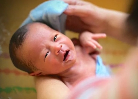 寶寶高燒用酒精物理降溫，醫(yī)生：這樣做不合適