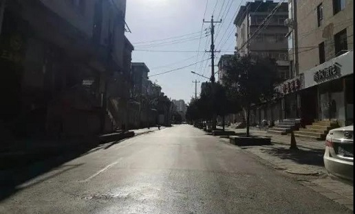 確診男子連續(xù)五天去網(wǎng)吧上網(wǎng)，妻子獨自帶娃看病買菜，引網(wǎng)友熱議