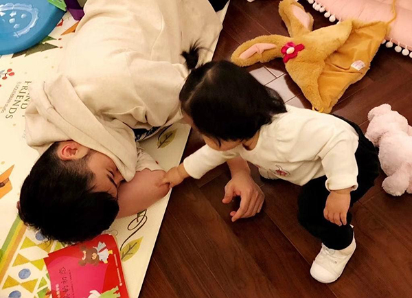 陳赫首曬女兒正面照，顏值超高似媽媽