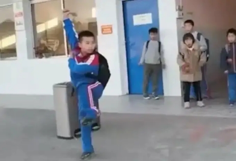 湖南小學生打拳空翻跳上電瓶車視頻火了，但親貝網(wǎng)小編不建議家長給孩子報武術(shù)班