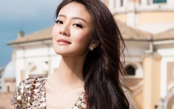 41安以軒產后迅速開工，手臂細如竹竿