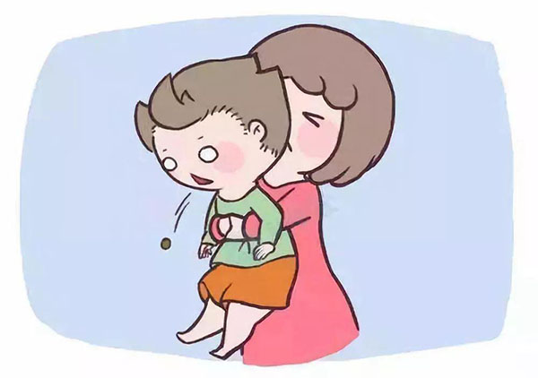 半歲嬰兒高鐵異物卡喉被急救，學(xué)會這些急救知識很重要