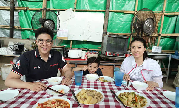 霍啟剛一家五口齊露臉，街邊挑橘樹超低調