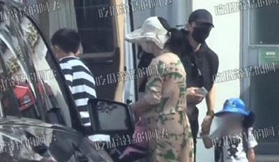 謝娜一家四口罕見同框，雙胞胎女兒正臉首次曝光