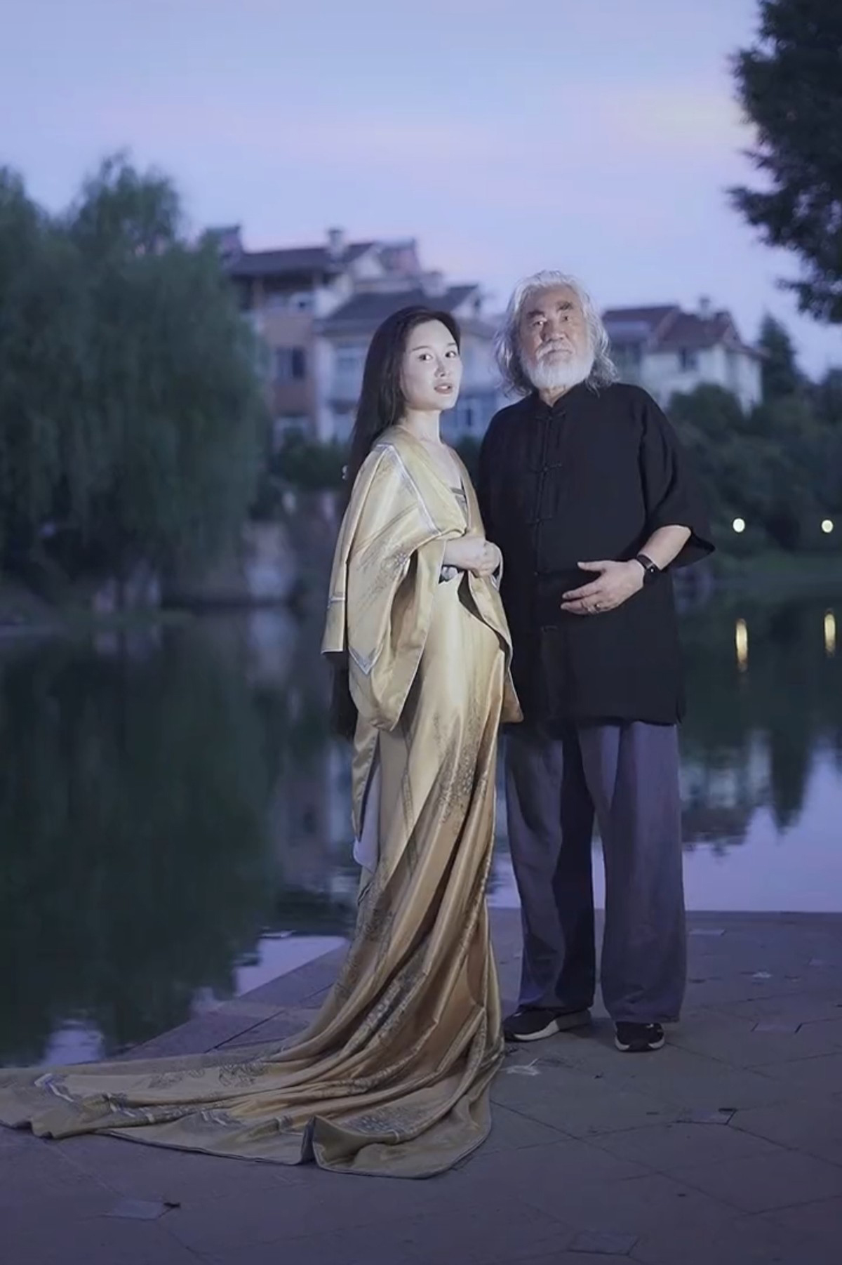 張紀(jì)中嬌妻疑三胎？最新合照引發(fā)猜想