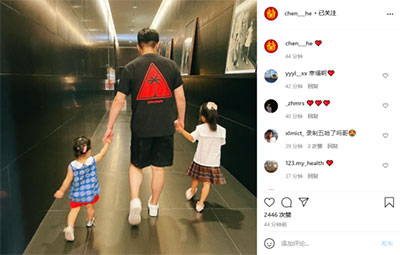 陳赫曬父女照，一手一個女兒超有愛