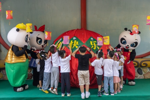 迎中秋,在長(zhǎng)隆:與熊貓“萌帥酷”猜燈謎、吃月餅