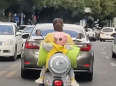 媽媽騎車走錯(cuò)道，寶寶反應(yīng)讓網(wǎng)友們怒贊：太操心了