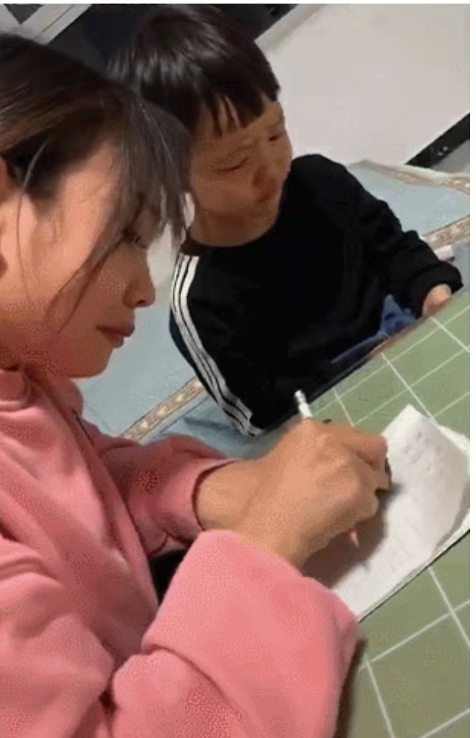 這樣做，輔導(dǎo)熊孩子寫作業(yè)再也不用“雞飛狗跳”了