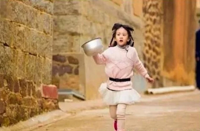 田亮女兒森碟越長越隨爹，網(wǎng)友大呼：還我初戀