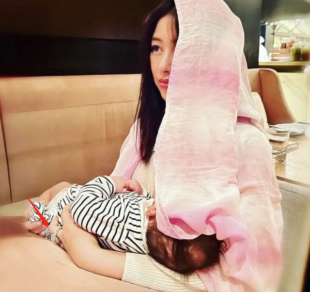 朱珠曬出產(chǎn)后哺乳照，母乳喂養(yǎng)的這些好處，讓明星都無法拒絕