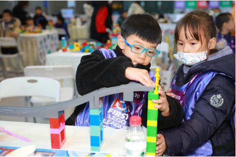 小選手們4人一組，分工明確，現(xiàn)場精彩連連