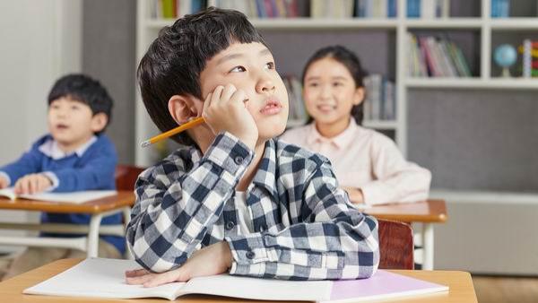 為啥孩子看電視很專注，寫(xiě)作業(yè)老走神？