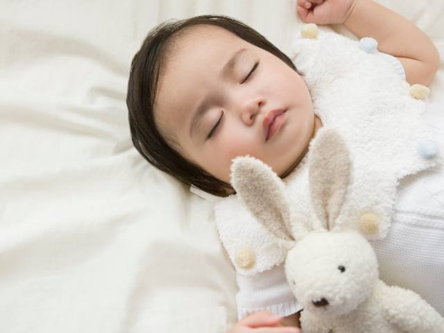 家長做到以下四點(diǎn)，可以充分保證孩子的睡眠