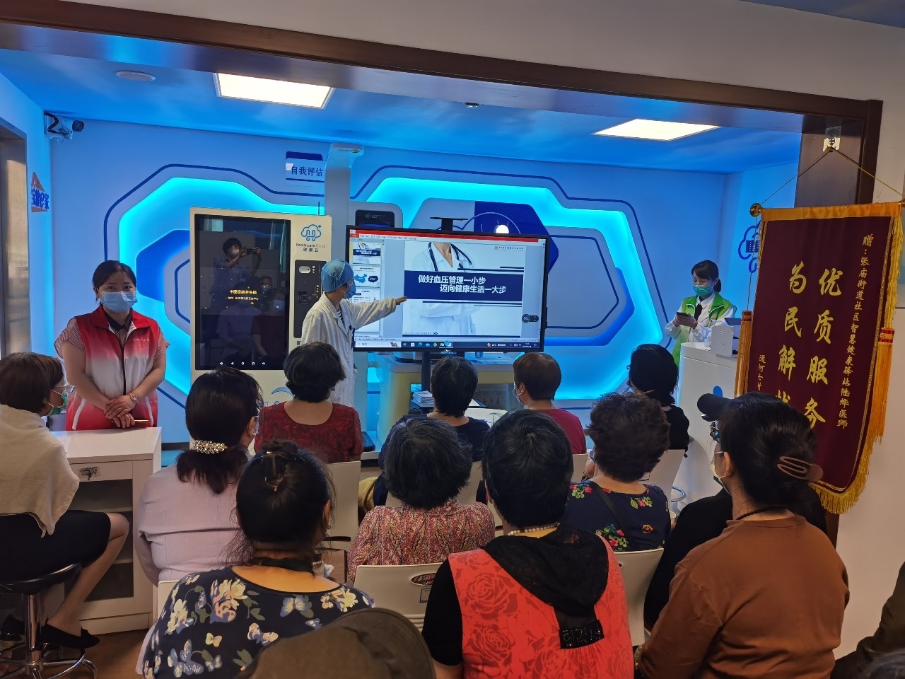 增強(qiáng)老年人健康意識(shí)，他們?yōu)榫用衿占梆B(yǎng)生知識(shí)