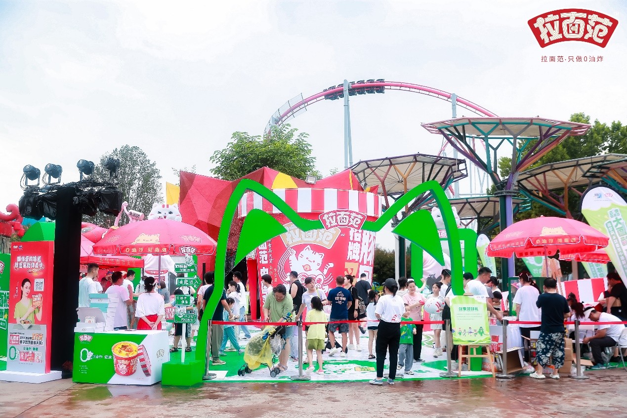 新華網(wǎng)x拉面范「小圍裙計(jì)劃」又搞“大”事情，拉面范巨型面桶空降歡樂谷！