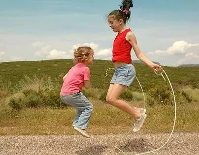 運(yùn)動(dòng)就是讓孩子跑起來？其實(shí)不是，不同年齡的孩子有不同的運(yùn)動(dòng)方式