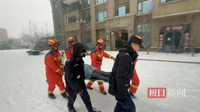 孕婦凌晨突感不適，湖北咸寧消防風(fēng)雪中緊急護(hù)送就醫(yī)