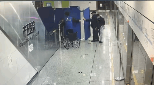 母子平安！孕婦在成都地鐵站內(nèi)生下“龍寶寶”