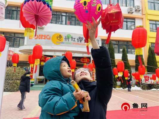德州天衢新區(qū)長河街道尚德社區(qū)聯(lián)合高地紅纓幼兒園開展“新年趣市集”親子活動