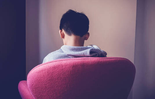 孩子內(nèi)向無需都糾正