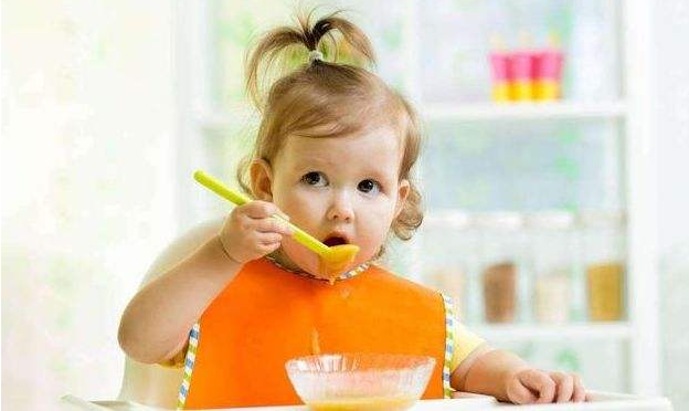 抓住黃金期，培養(yǎng)寶寶獨立吃飯的好習慣